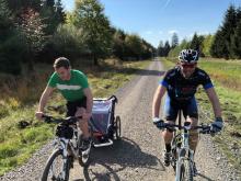 Fietstocht in de Hoge Venen met een fietsaanhanger voor kinderen