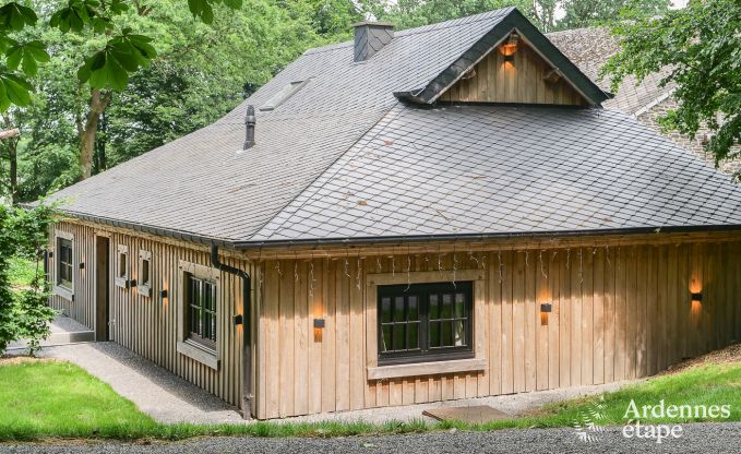 Komfortables Ferienchalet in Bastogne mit Garten und Sauna