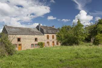 Angenehmes Ferienhaus fr 32 Personen in Ferrires