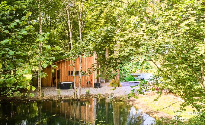 Abgelegenes Chalet am Teich in Saint-Hubert, Ardennen