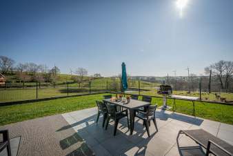 Luxusferienhaus in Sainte-Ode, Ardennen: privates Schwimmbad, Spielplatz & Platz fr 6 Personen