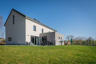 Luxusferienhaus in Sainte-Ode, Ardennen: privates Schwimmbad, Spielplatz & Platz fr 12 Personen